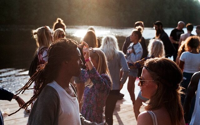 Skab den perfekte fest: Sådan finder du den ideelle dj i aarhus